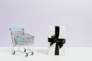 Žena s minimalickym šatníkom a prírodnymi materiálmi – udržateľná slow fashion móda 2025