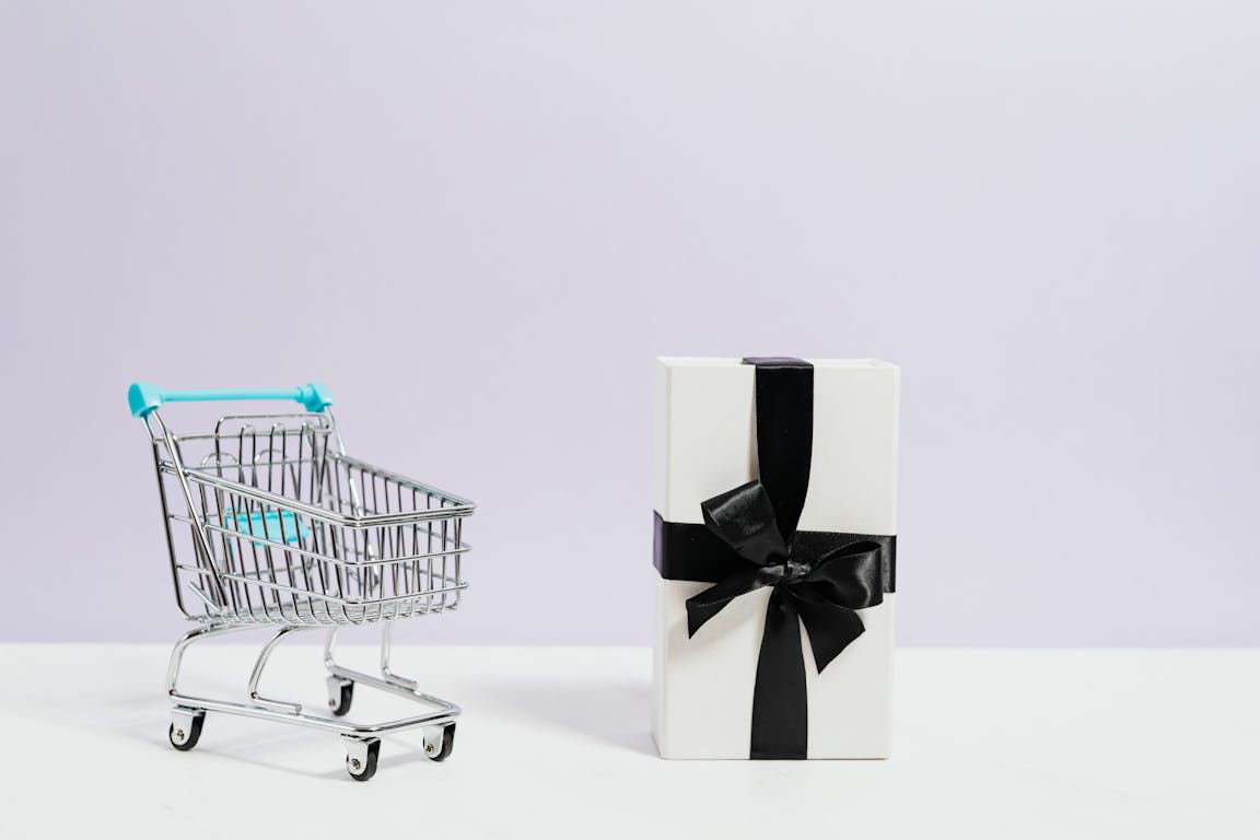 Žena s minimalickym šatníkom a prírodnymi materiálmi – udržateľná slow fashion móda 2025